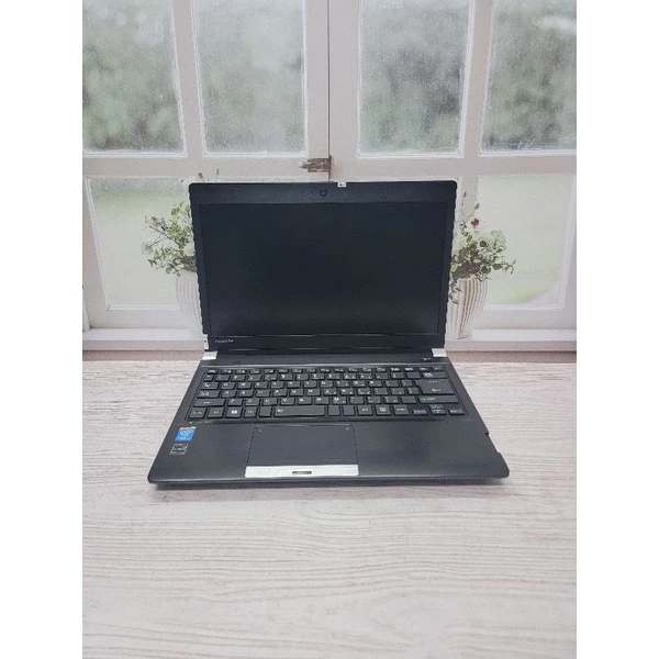 LAPTOP TOSHIBA R734 INTEL CORE I5 GEN4 - RAM DDR3 4GB - SSD 128 GB-LAYAR 13,3 INCHI-WEBCAME - MULUS SIAP PAKAI