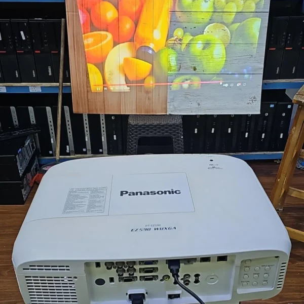 PANASONIC Projector/proyektor PT-EZ590 Bagus Garansi toko 6 Bulan